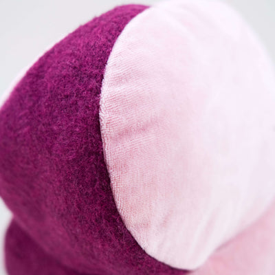 Vista de detalle de Ballena de amor. Muñeco de peluche hecho a mano con telas y relleno de algodón orgánico y ecológico.