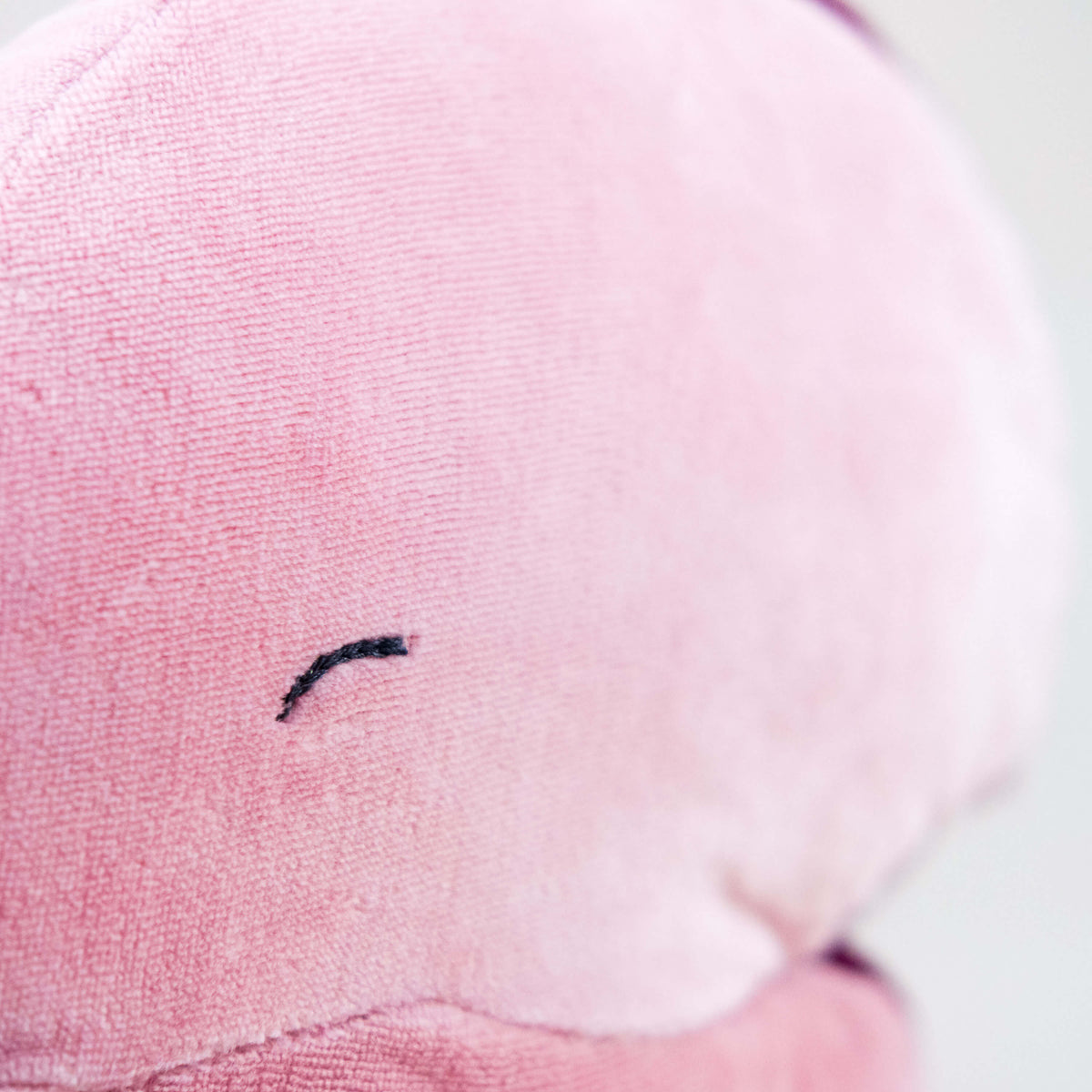 Vista de detalle de Ballena de amor. Muñeco de peluche hecho a mano con telas y relleno de algodón orgánico y ecológico. Cosido a mano.