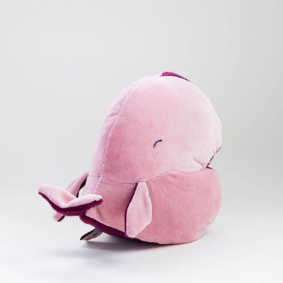 Vista posterior de Ballena de amor. Muñeco de peluche hecho a mano con telas y relleno de algodón orgánico y ecológico.