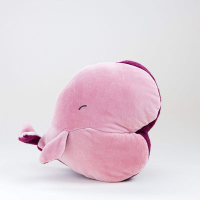 Vista lateral de Ballena de amor. Muñeco de peluche hecho a mano con telas y relleno de algodón orgánico y ecológico.