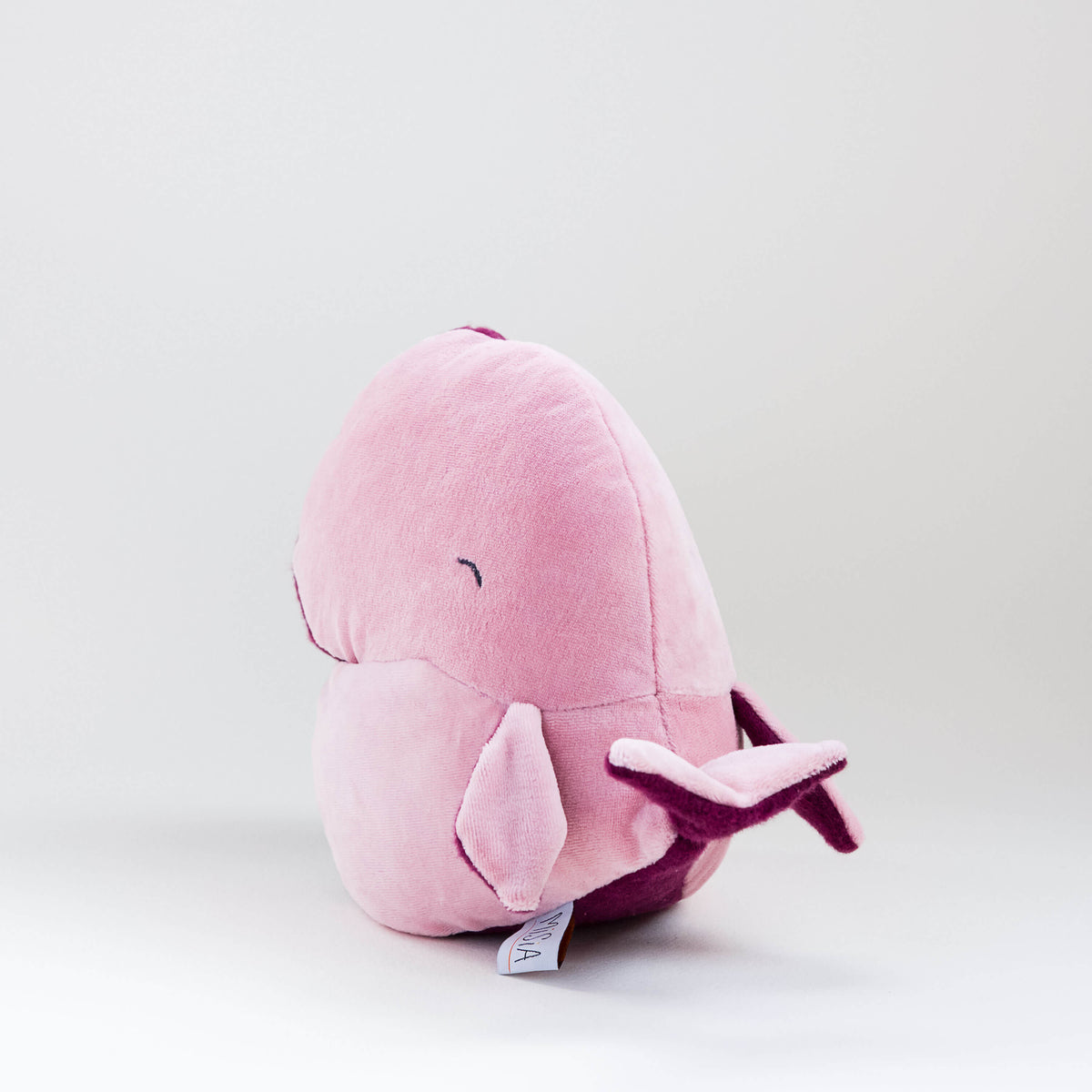 Vista posterior de Ballena de amor. Muñeco de peluche hecho a mano con telas y relleno de algodón orgánico y ecológico.