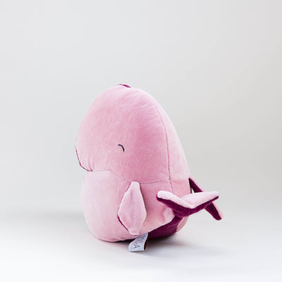 Vista posterior de Ballena de amor. Muñeco de peluche hecho a mano con telas y relleno de algodón orgánico y ecológico.