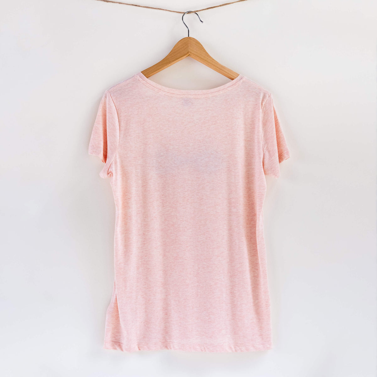 Camiseta rosa de mujer, de algodón orgánico y estampado a mano con tintas ecológicas.