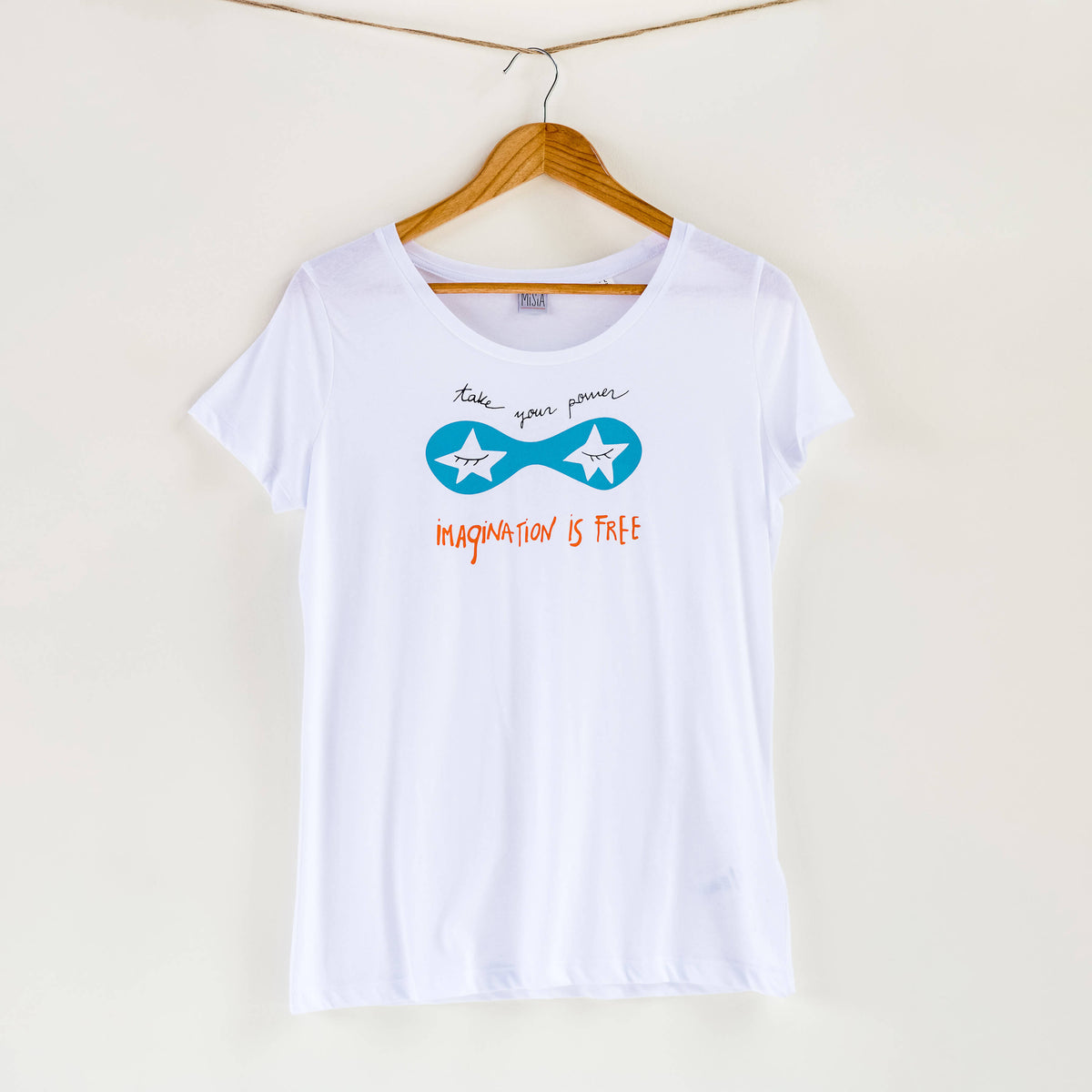 Camiseta blanca de mujer, de algodón orgánico y estampado a mano con tintas ecológicas. Serigrafía en color negro, azul y naranja.