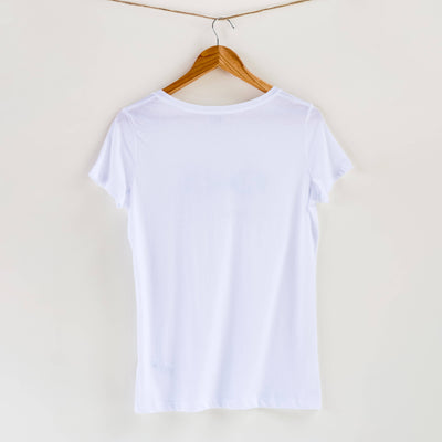 Camiseta blanca de mujer, de algodón orgánico y estampado a mano con tintas ecológicas.