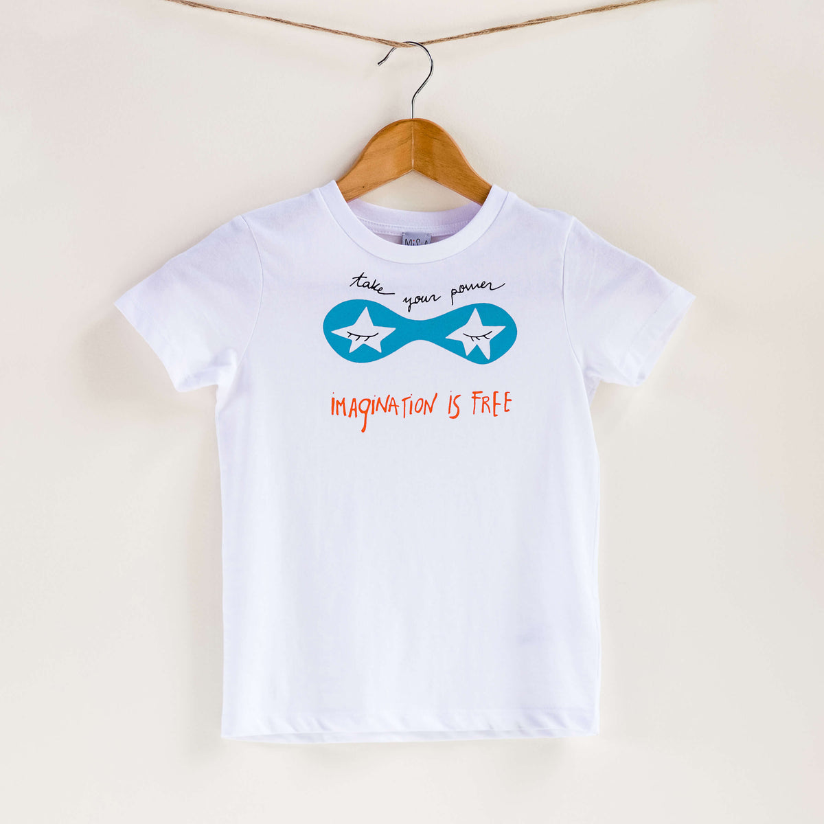 Camiseta blanca de algodón orgánico para niños, estampado a mano con tintas ecológicas. Serigrafía en color negro, azul y naranja. Modelo unisex.