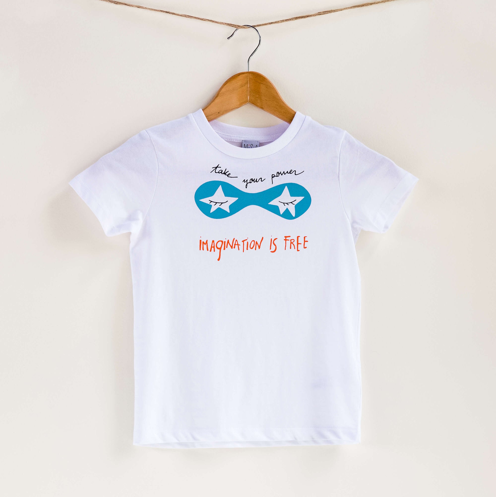 Camiseta rosa de algodón orgánico para niños, estampado a mano con tintas ecológicas. Serigrafía en color negro, azul y naranja. Modelo unisex.