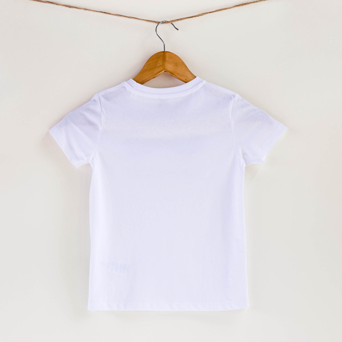 Camiseta blanca de algodón orgánico para niños, estampado a mano con tintas ecológicas. Modelo unisex.