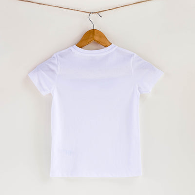 Camiseta blanca de algodón orgánico para niños, estampado a mano con tintas ecológicas. Modelo unisex.