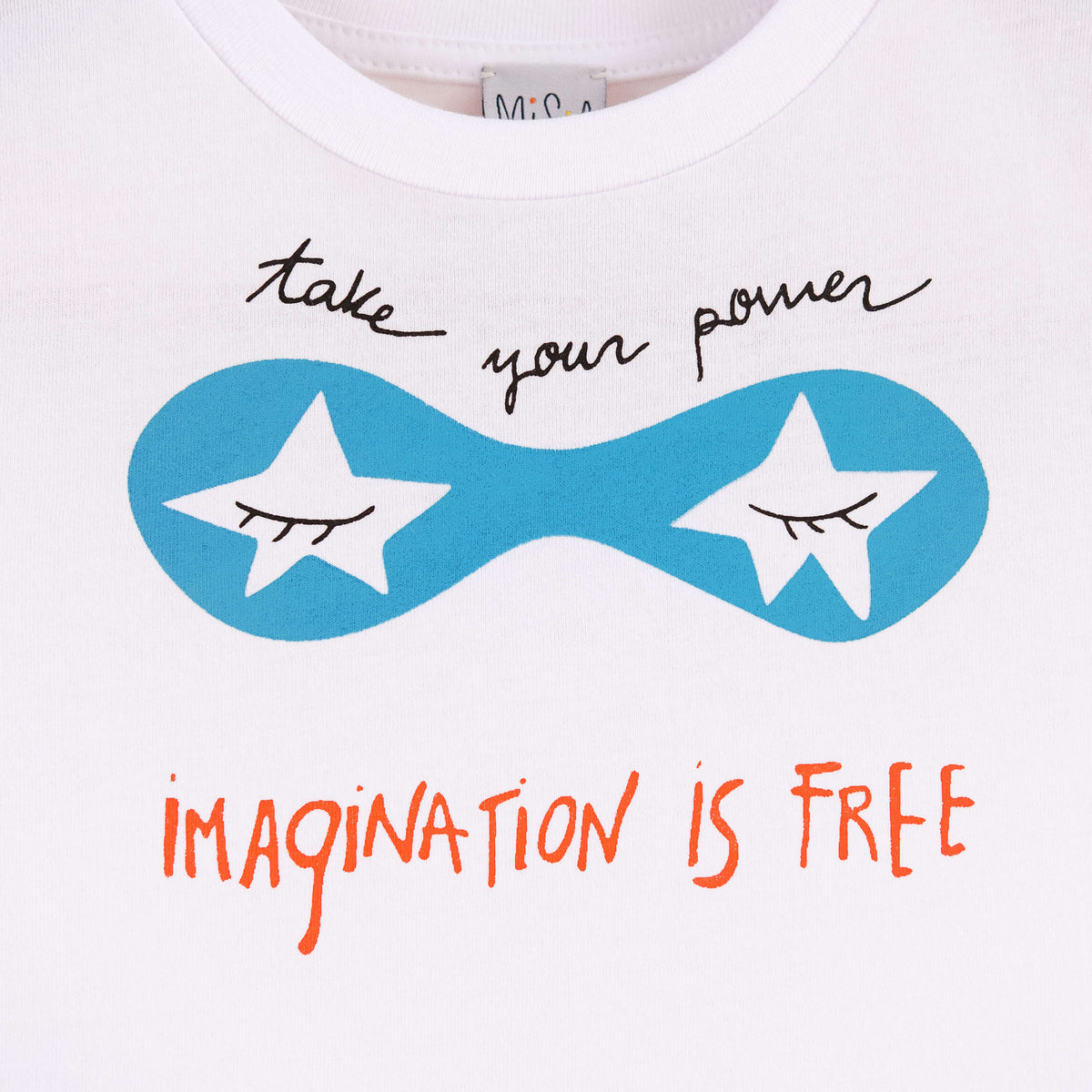 Detalle de texto serigrafía en color negro, azul y naranja. Camiseta blanca de algodón orgánico para niños, estampado a mano con tintas ecológicas. Modelo unisex.