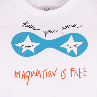 Detalle de texto serigrafía en color negro, azul y naranja. Camiseta blanca de algodón orgánico para niños, estampado a mano con tintas ecológicas. Modelo unisex.