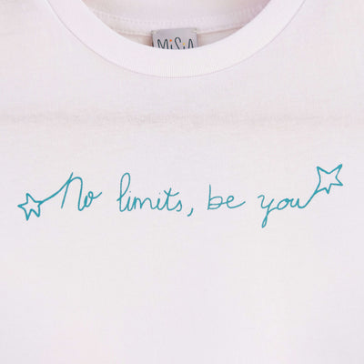 Detalle de texto estampado en color azul. Camiseta blanca de algodón orgánico para niños, estampado a mano con tintas ecológicas. Modelo unisex.