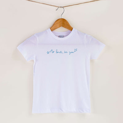 Camiseta blanca de algodón orgánico para niños, estampado a mano con tintas ecológicas. Texto estampado en color azul. Modelo unisex.
