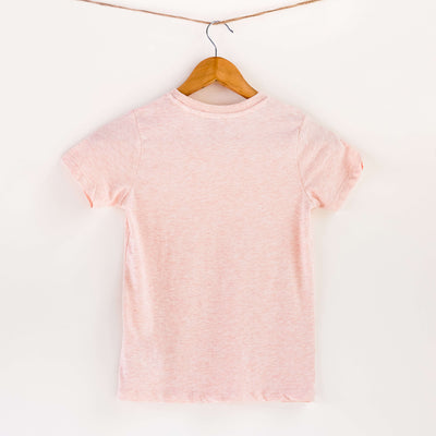 Camiseta rosa de algodón orgánico para niños, estampado a mano con tintas ecológicas. Modelo unisex.