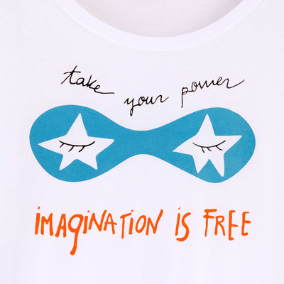 Detalle de texto serigrafía en color negro, azul y naranja. Camiseta blanca de mujer, de algodón orgánico y estampado a mano con tintas ecológicas.