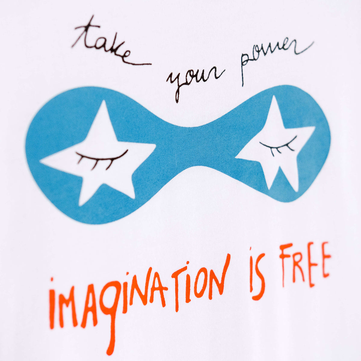 Detalle de texto serigrafía en color negro, azul y naranja. Camiseta blanca de mujer, de algodón orgánico y estampado a mano con tintas ecológicas.