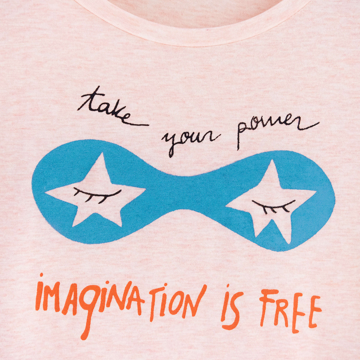 Detalle de texto serigrafía en color negro, azul y naranja. Camiseta rosa de mujer, de algodón orgánico y estampado a mano con tintas ecológicas.