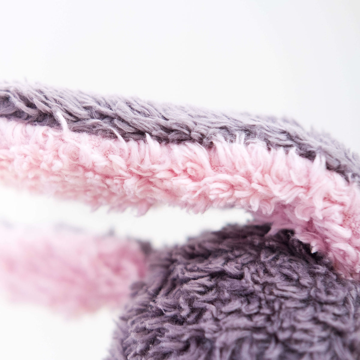 Vista de detalle del conejo Gastón. Muñeco de peluche hecho a mano con telas y relleno de algodón orgánico y ecológico. Tejidos super suaves.