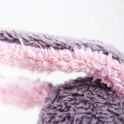 Vista de detalle del conejo Gastón. Muñeco de peluche hecho a mano con telas y relleno de algodón orgánico y ecológico. Tejidos super suaves.