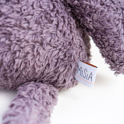 Vista de detalle del conejo Gastón. Muñeco de peluche hecho a mano con telas y relleno de algodón orgánico y ecológico. Tejidos super suaves.