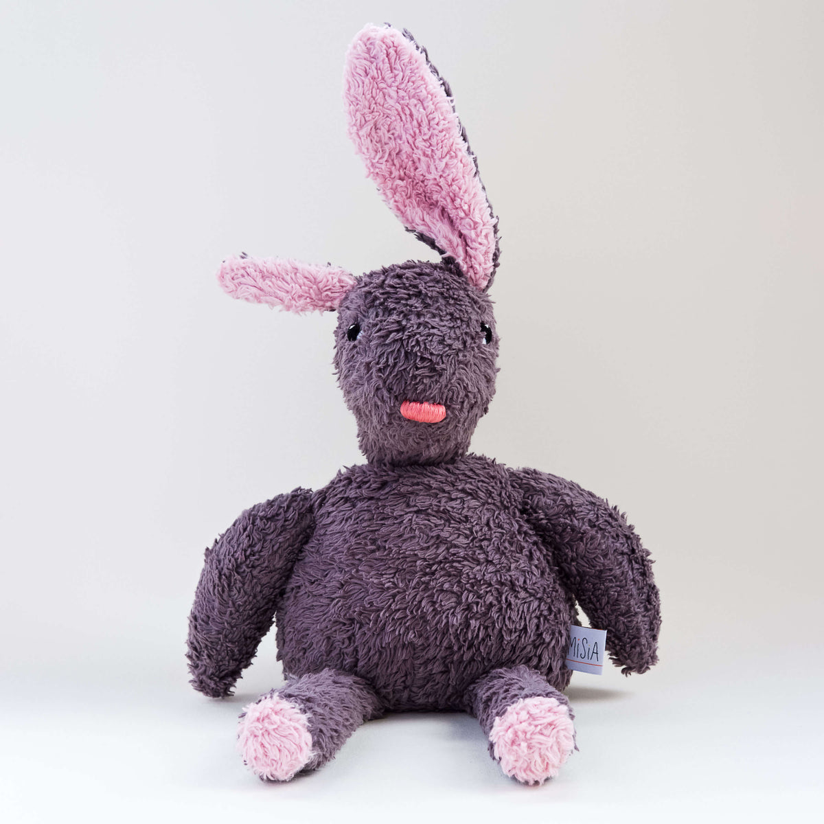 Vista frontal del conejo Gastón. Muñeco de peluche hecho a mano con telas y relleno de algodón orgánico y ecológico.