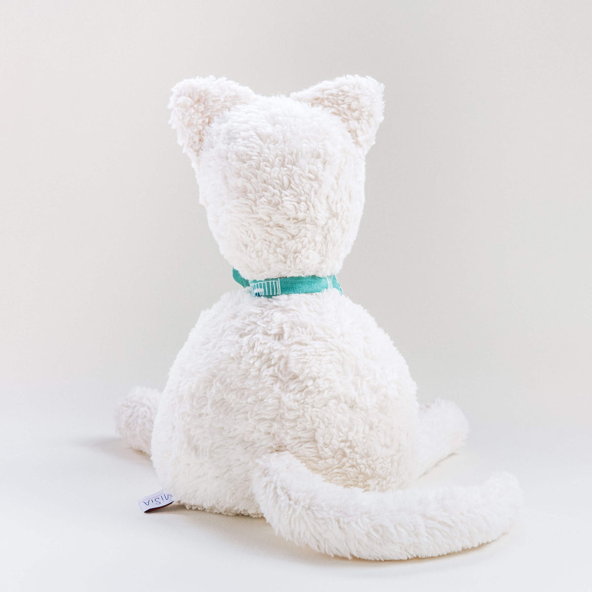 Vista posterior del gato Max. Muñeco de peluche hecho a mano con telas y relleno de algodón orgánico y ecológico.