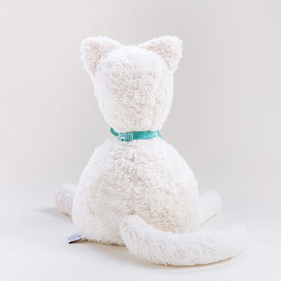 Vista posterior del gato Max. Muñeco de peluche hecho a mano con telas y relleno de algodón orgánico y ecológico.