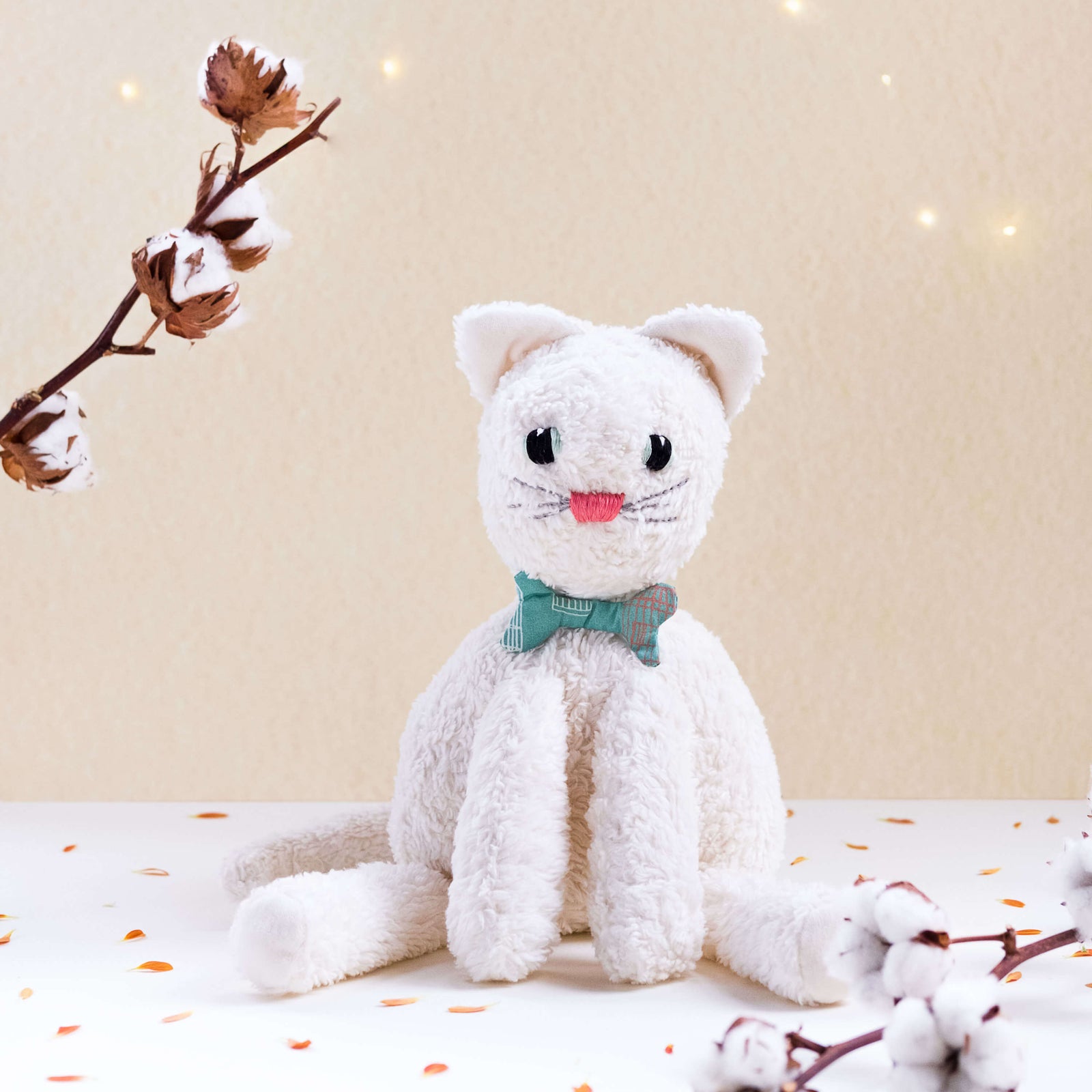 El gato Max. Muñeco de peluche hecho a mano con telas y relleno de algodón orgánico y ecológico.