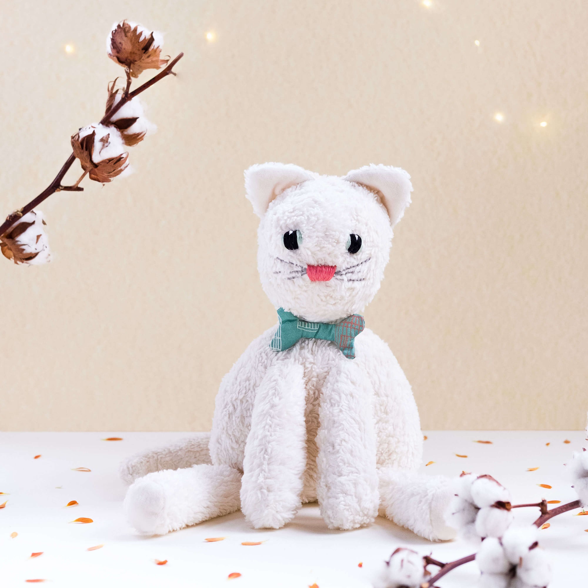 El gato Max. Muñeco de peluche hecho a mano con telas y relleno de algodón orgánico y ecológico.